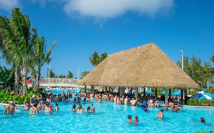 perfect-day-coco-cay-swim-up-bar